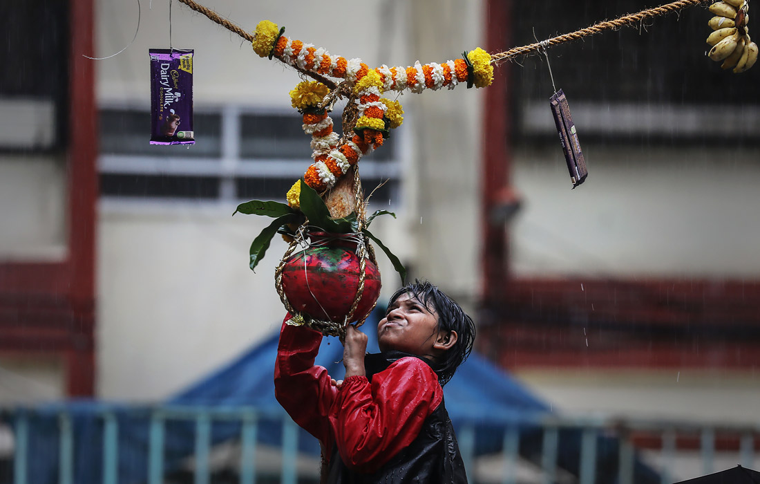 В Мумбаи празднуют день рождения одного из самых популярных индуистских божеств - Кришны. Праздник называется Джанмаштами и является в Индии всенародным.
