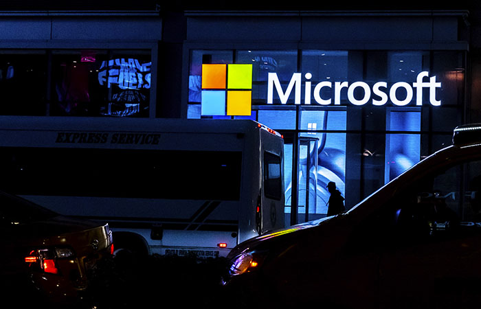 Microsoft    Apple   