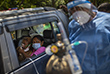 24 января. В Индии острый дефицит кислорода в инфекционных больницах. Врачи вынуждены просить семьи пациентов по возможности забрать их домой, чтобы кислород достался наиболее тяжелым больным.