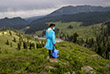 21 июня. Индийский медицинский работник транспортирует холодильник с вакцинами для кашмирских пастухов, находящихся в горах Сринагара.
