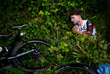 Швейцарец Марк Хирши лежит на обочине дороги после аварии на первом этапе велогонки "Тур де Франс"