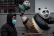 26 января. В Пекине с 4 февраля начнутся зимние Олимпийские игры. В городе следуют политике "нулевой терпимости" к COVID-19, которая подразумевает введение локдаунов, ограничений на передвижение и массовое тестирование там, где выявили заражения коронавируса.