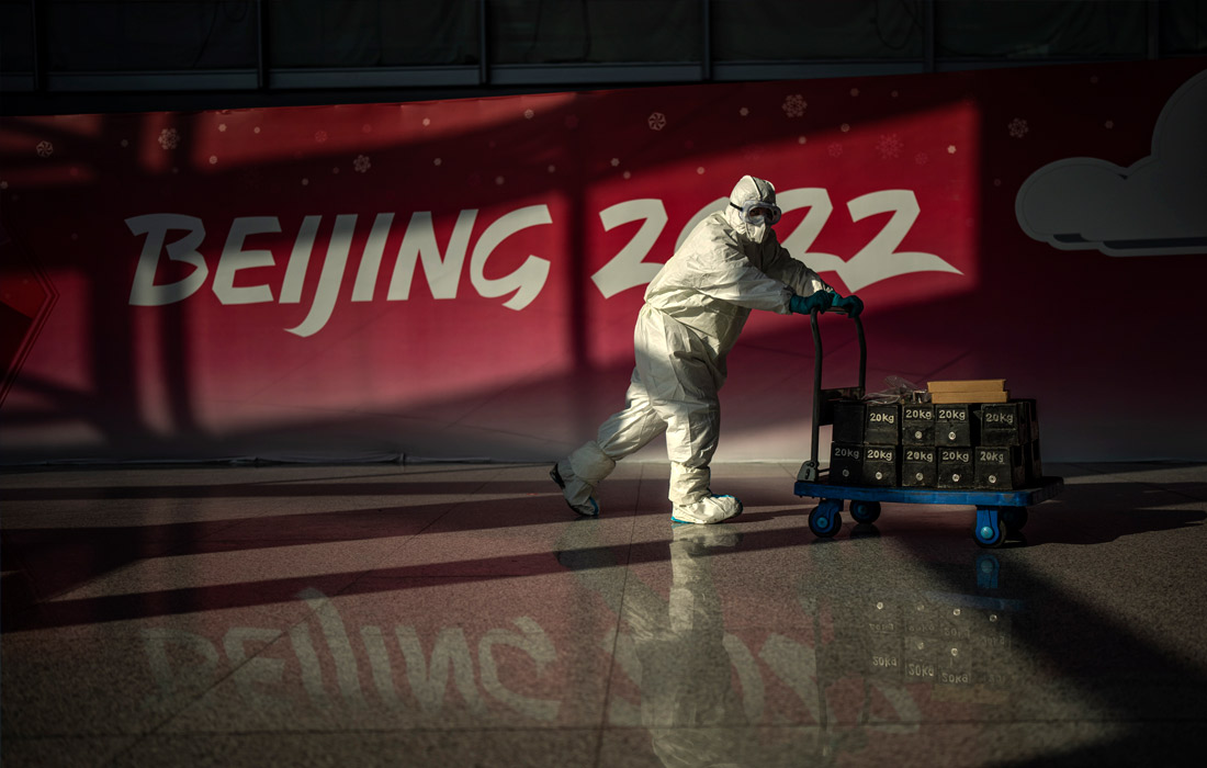 Сотрудник аэропорта в Пекине