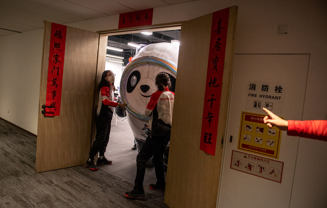 Официальный талисман игр панда Бин Дуньдунь в Главном медиа-центре в Пекине