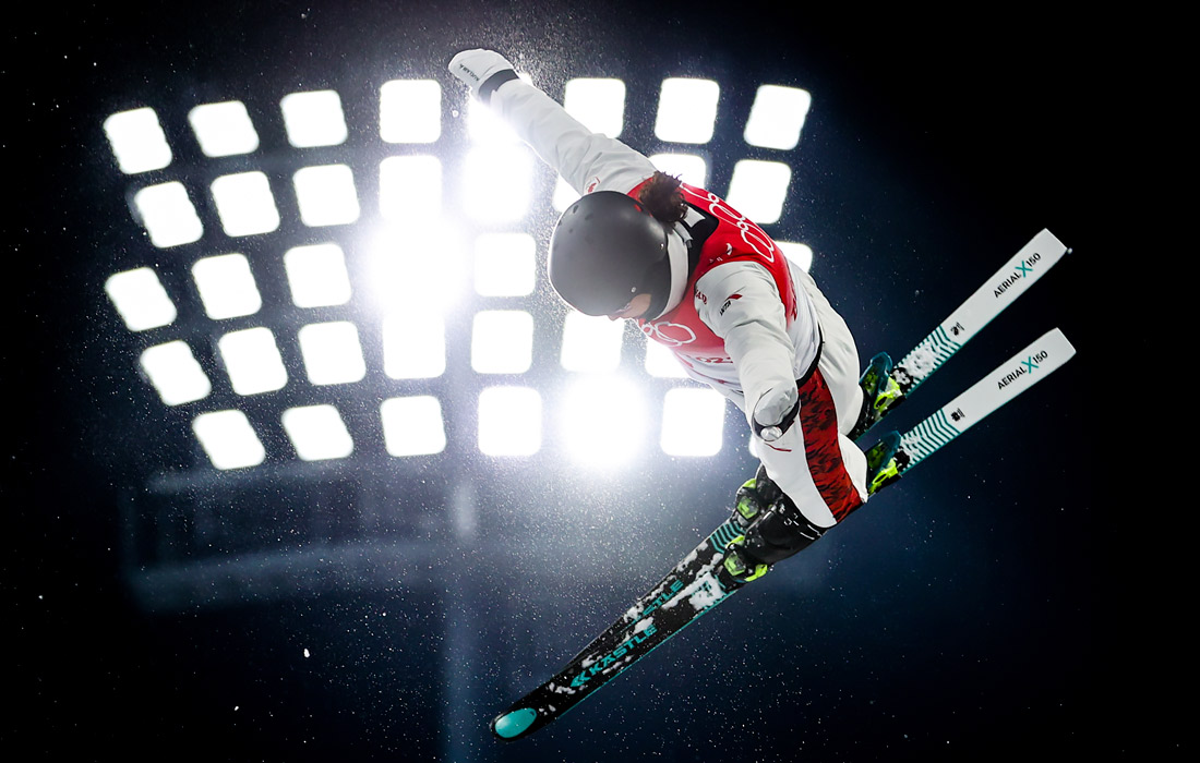 Марион Тено (Канада) в командном турнире по лыжной акробатике