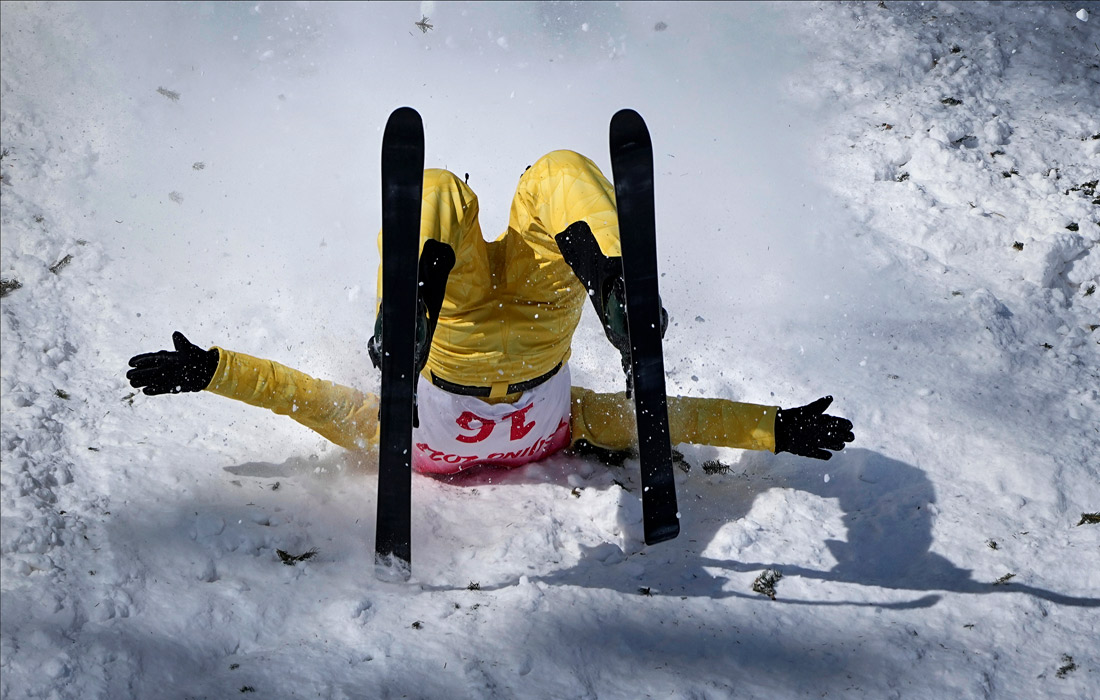 Падение спортсменки из Казахстана Акмаржан Калмурзаевой во время финала соревнований по фристайл-акробатике