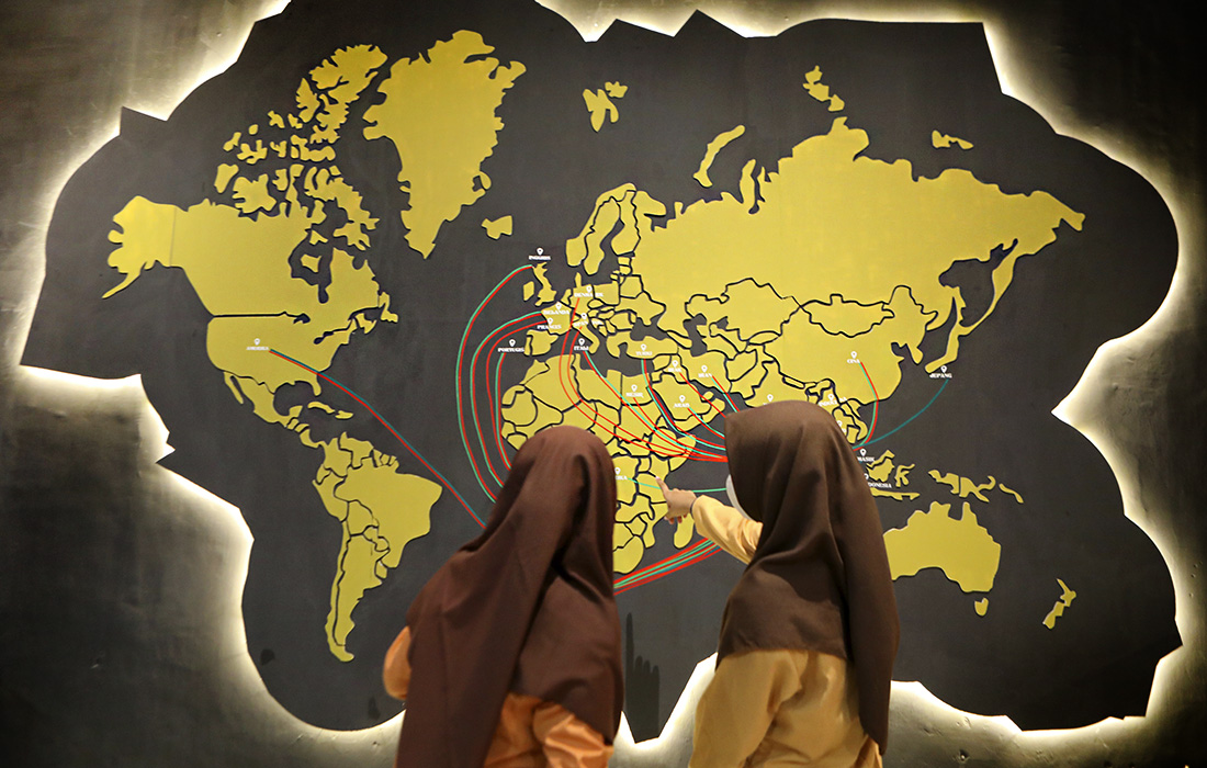 18 марта. Индонезия начинает ослаблять карантинные ограничения. На фото: посетители музея осматривают коллекцию экспонатов, посвященных пандемии COVID-19.