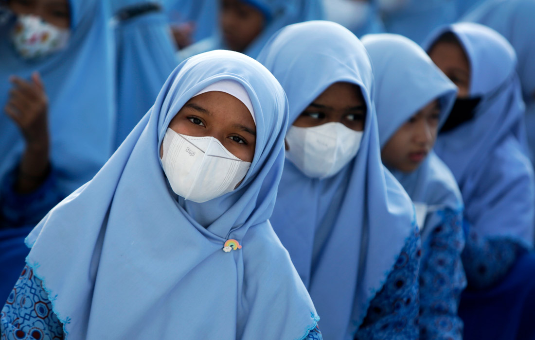 Ежедневный уровень заражения коронавирусом в Индонезии снизился более чем на 90% по сравнению с пиковым значением в середине февраля. На фото: урок в мечети в индонезийском Банда-Ачехе.