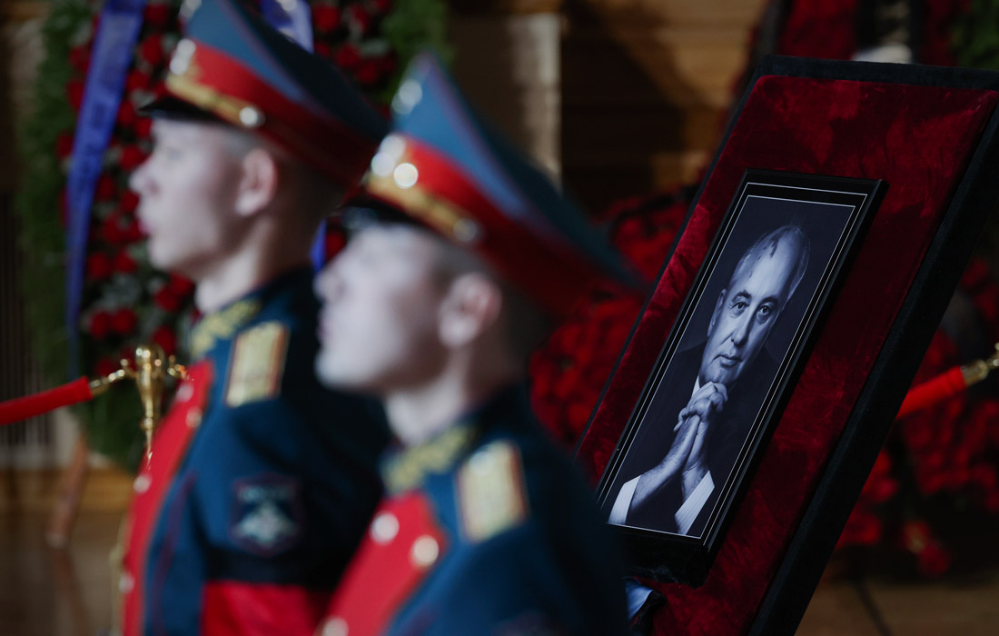 У гроба размещен большой черно-белый портрет первого президента СССР, выставлены государственные награды Горбачева, дежурит рота почетного караула