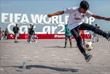 Люди у скульптуры, посвященной чемпионату миру по футболу-2022, на городской набережной