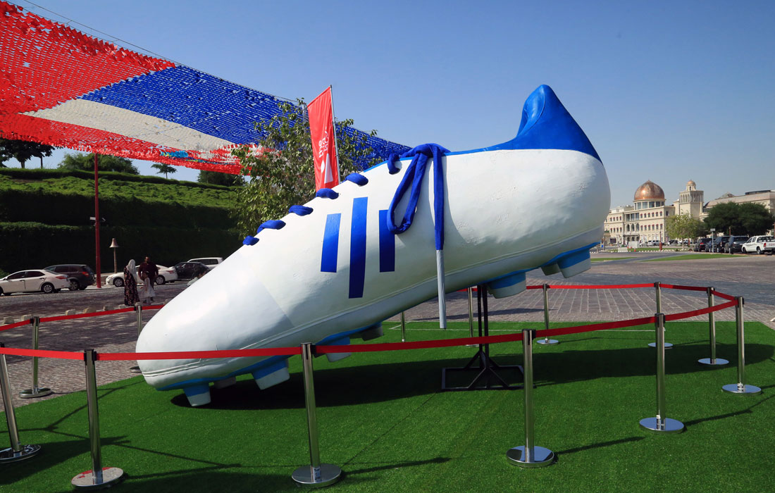 Выставка самой большой в мире футбольной бутсы весом более 500 кг в Дохе