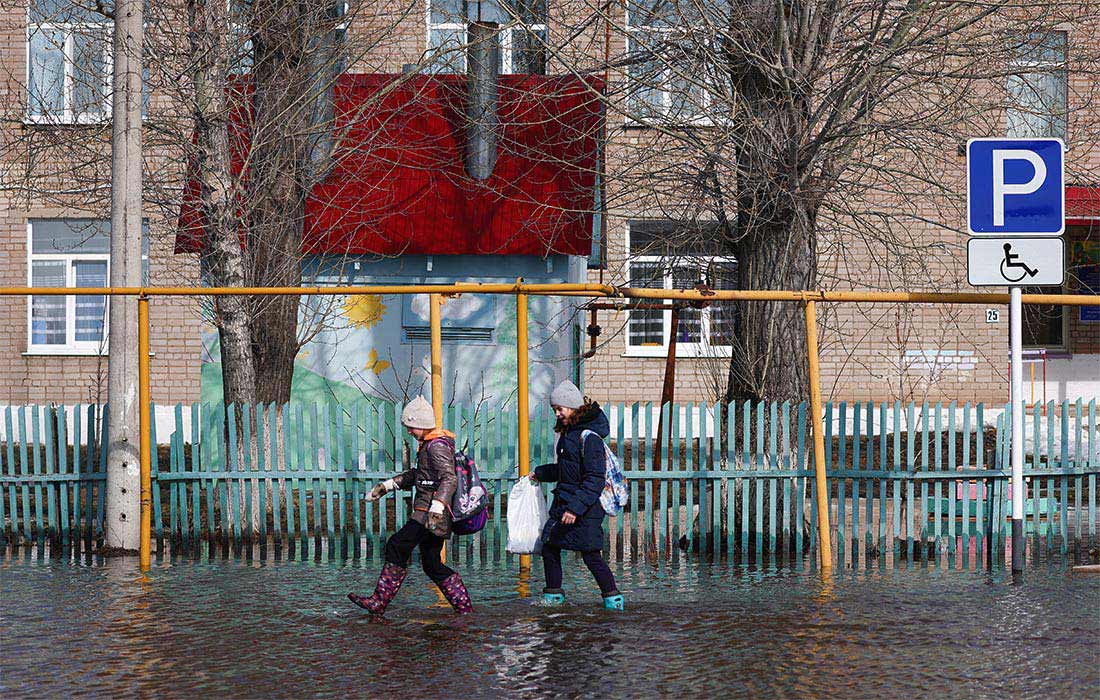 Из-за повышения среднесуточной температуры, осадков и таяния снега в Центральном, Приволжском и Сибирском федеральных округах возникли подтопления в 13 субъектах, в том числе в Самаре (на фото)