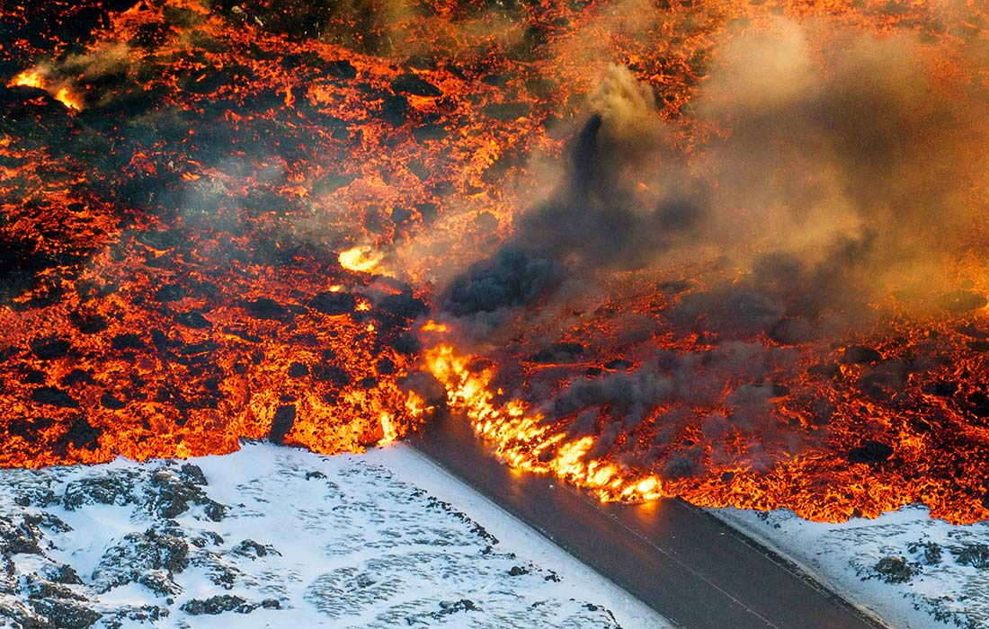 Извержение вулкана на полуострове Рейкьянес в Исландии