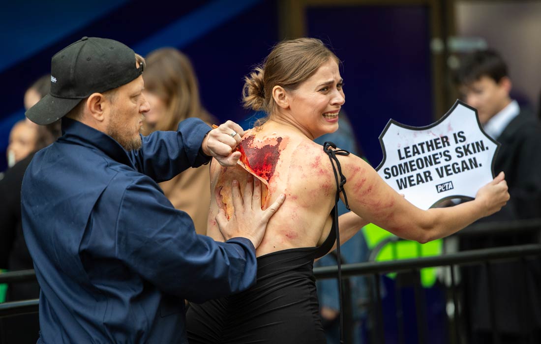 Акция протеста активистов зоозащитной организации PETA против использования изделий из кожи на Неделе моды в Лондоне