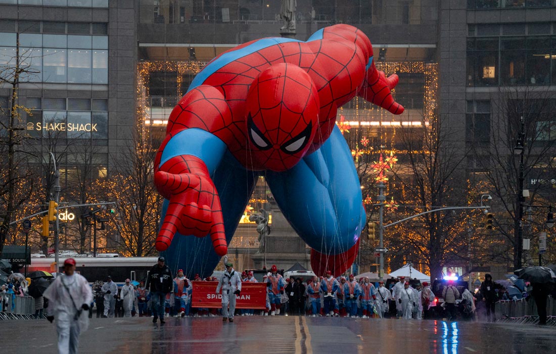 Парад гигантских надувных игрушек Macy’s в честь Дня благодарения в Нью-Йорке