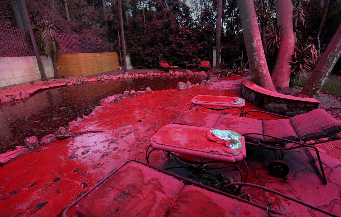 Пожар вспыхнул утром 7 января в престижном районе Пасифик-Палисейдс в западных пригородах Лос-Анджелеса. Огонь быстро распространился из-за сильного ветра и засухи. Под удар стихии попали престижные кварталы, где находятся дома голливудских звезд. Для тушения пожаров авиация использовала специальную смесь с краской, чтобы после сброса была видна область ее применения.