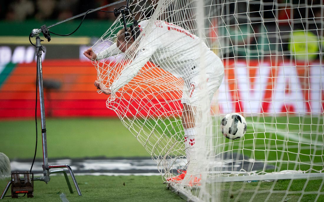 Кристиан Эриксен во время футбольного матча между сборными Португалии и Дании в Лиссабоне