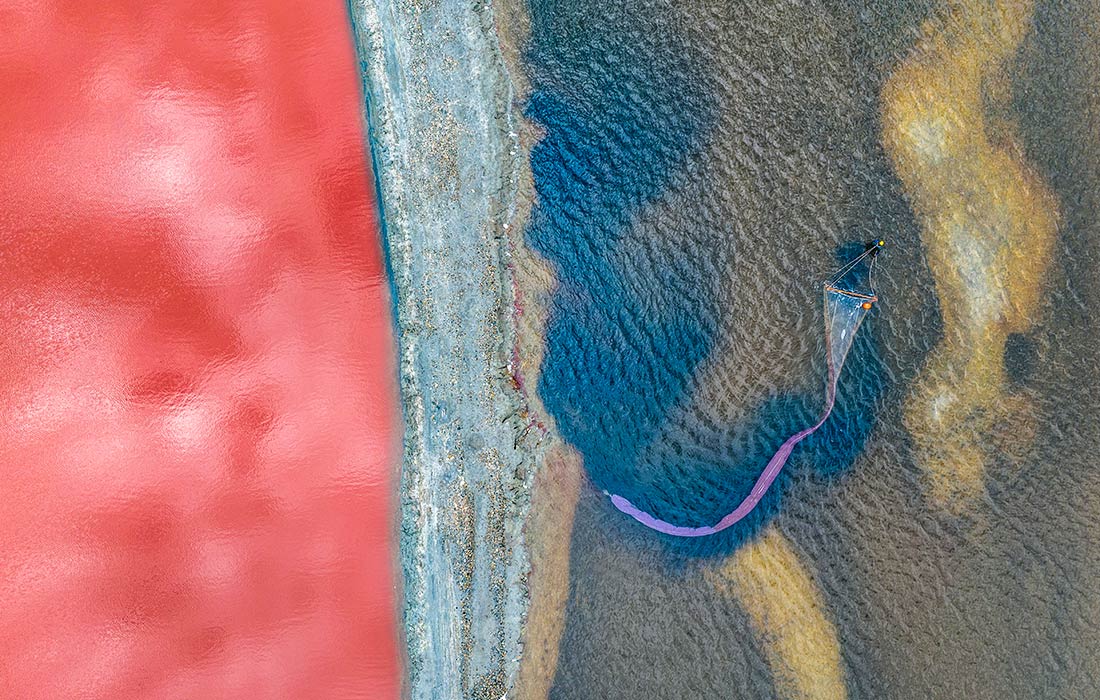 Ловля креветок на соленом озере Юньчэн в китайской провинции Шаньси