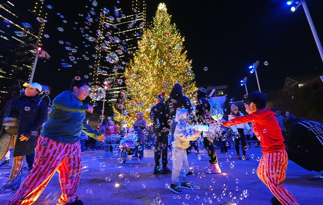 Церемония зажжения огней на рождественской ели в Техасе