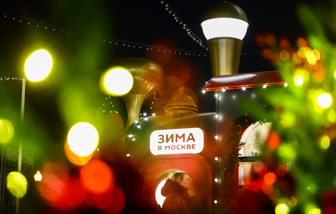 Ярмарка перед главным входом в Парк Горького