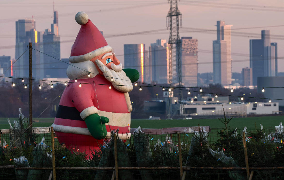 Надувная фигура Санта-Клауса в немецком Эшборне