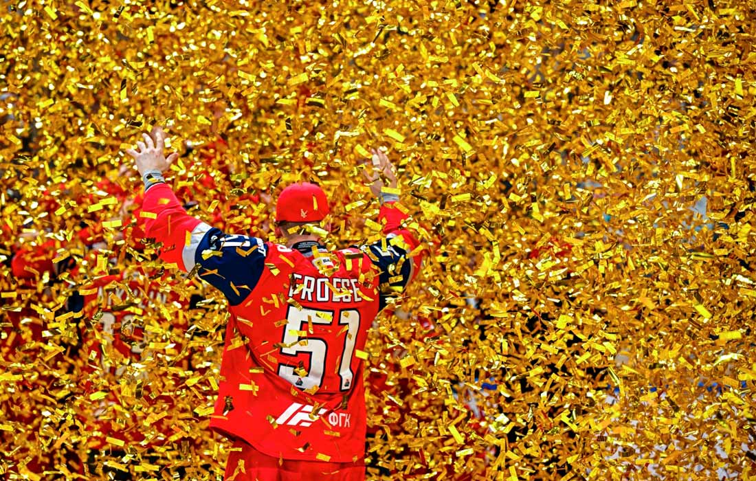 Хоккеист "Локомотива" Байрон Фрэз радуется победе в финале плей-офф чемпионата КХЛ в Ярославле