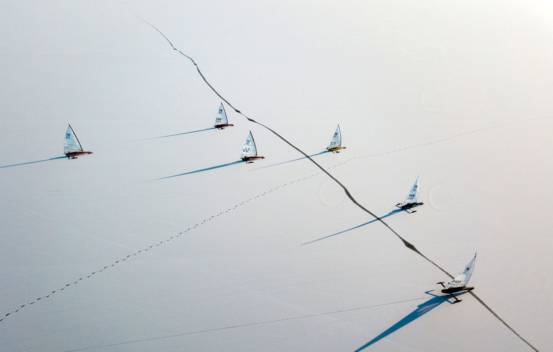 Соревнования по буерному спорту в акватории Новосибирского водохранилища