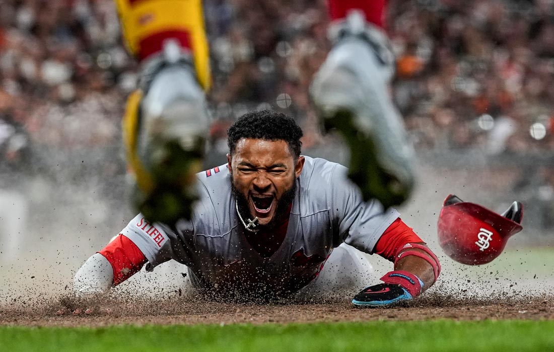 Игрок "Сент-Луис Кардиналз" Виктор Скотт II во время бейсбольного матча в Сан-Франциско