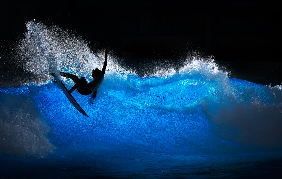 Тренировка по серфингу на искусственной волне в Халльбергмосе, Германия