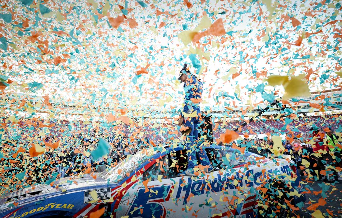 Кайл Ларсон празднует победу в чемпионате NASCAR Cup Series 2025 года в Эйвондейле, штат Аризона