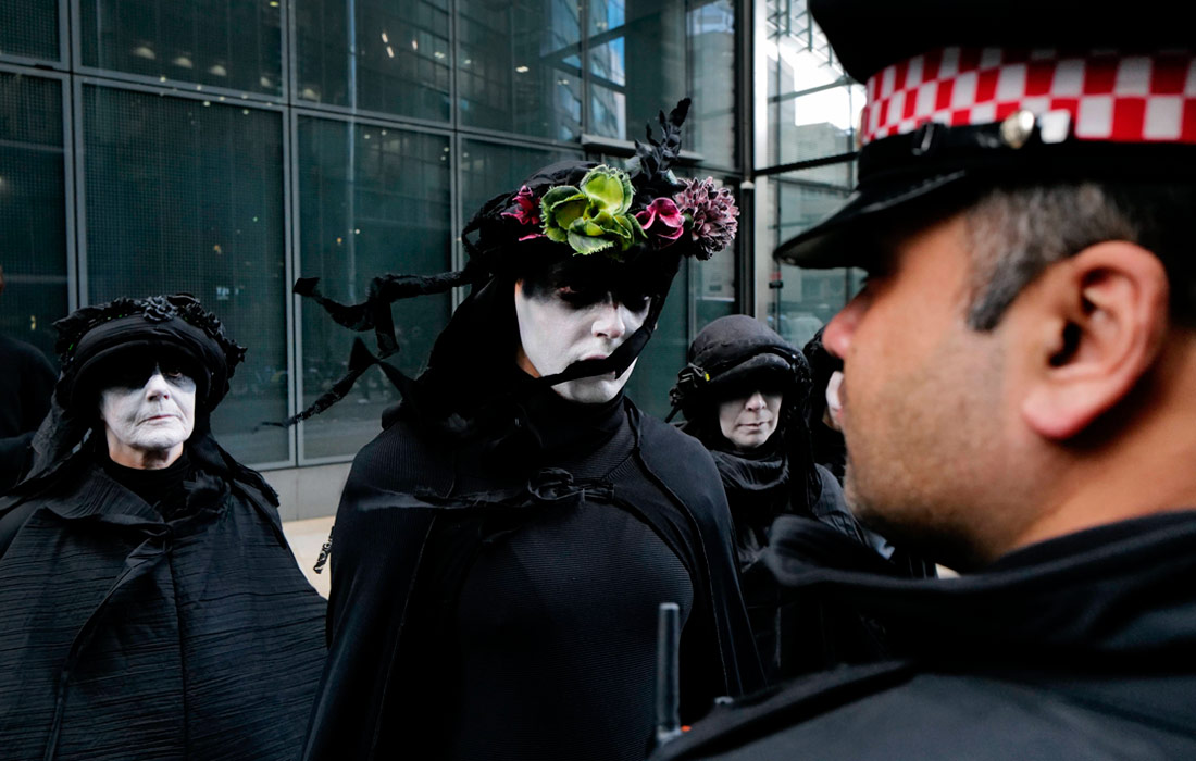 Акция экоактивистов Extinction Rebellion в Лондоне против частной авиации