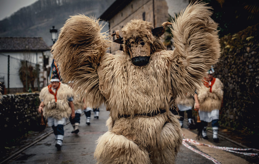 Традиционный карнавал Иоальдунак на севере Испании