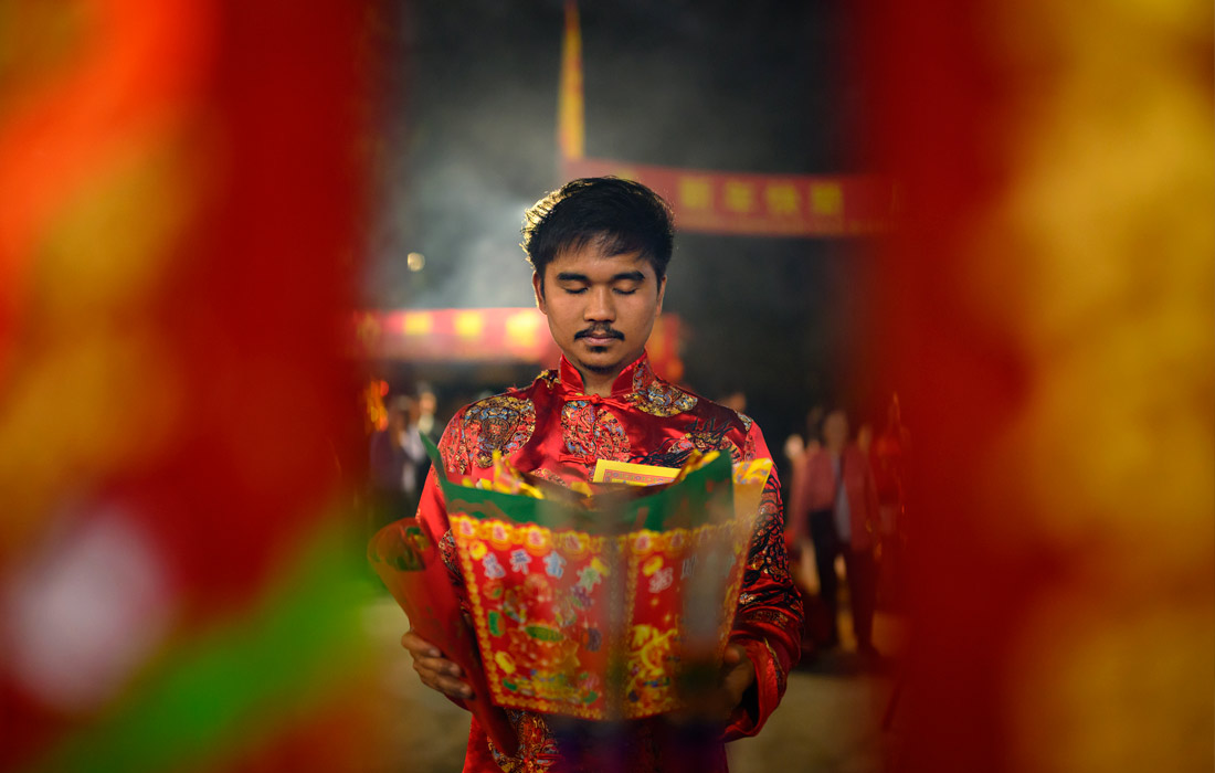 Во время молитв в храме в Сиднее, Австралия