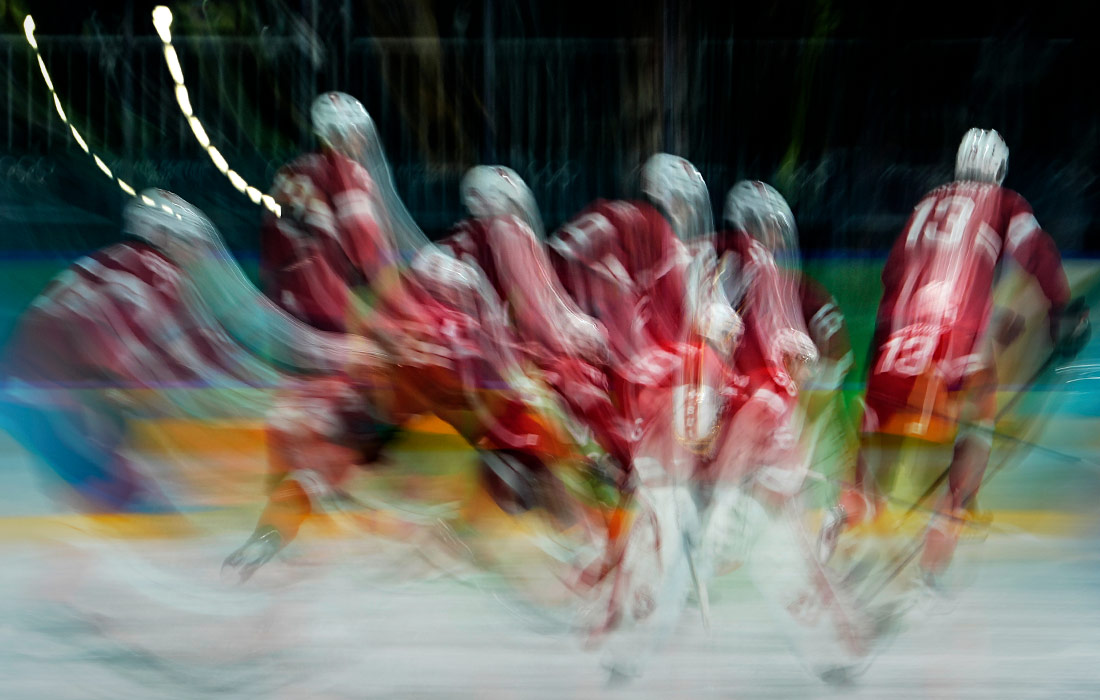 Хоккеисты сборной Швейцарии разминаются перед матчем с Италией