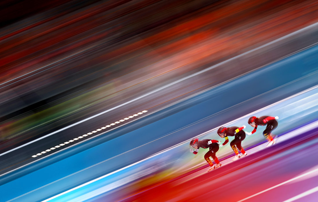 Соревнования по конькобежному спорту среди женщин в командной гонке преследования