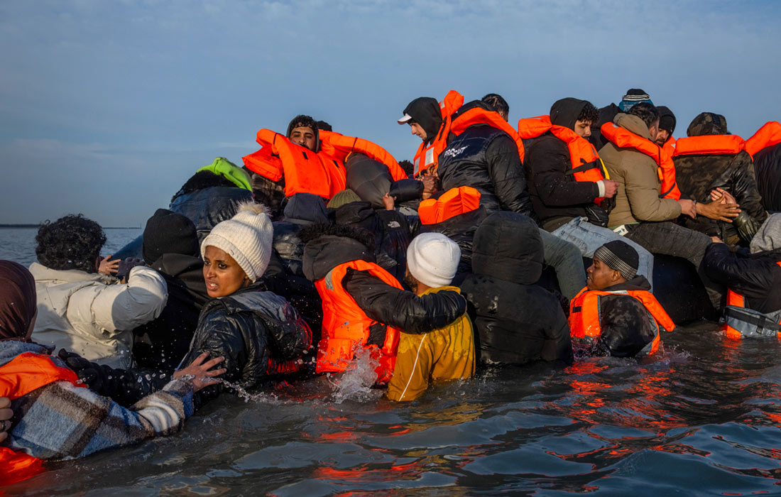 Нелегальные иммигранты, стремящиеся попасть в Великобританию, пытаются пересечь пролив Ла-Манш на лодке