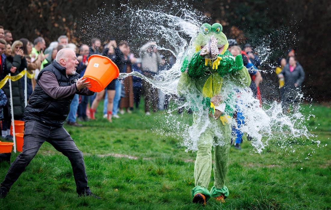 Ежегодный чемпионат по ношению жен в английском графстве Суррей