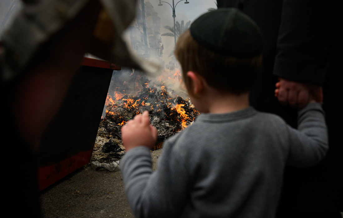 Ритуал сжигания хамеца в преддверии Песаха в Бней-Браке, Израиль