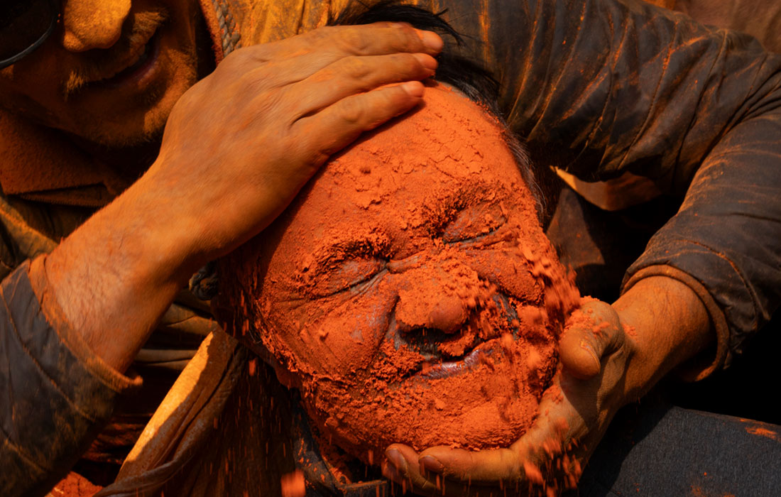 Фестиваль "Синдур Джатра" в честь непальского Нового года