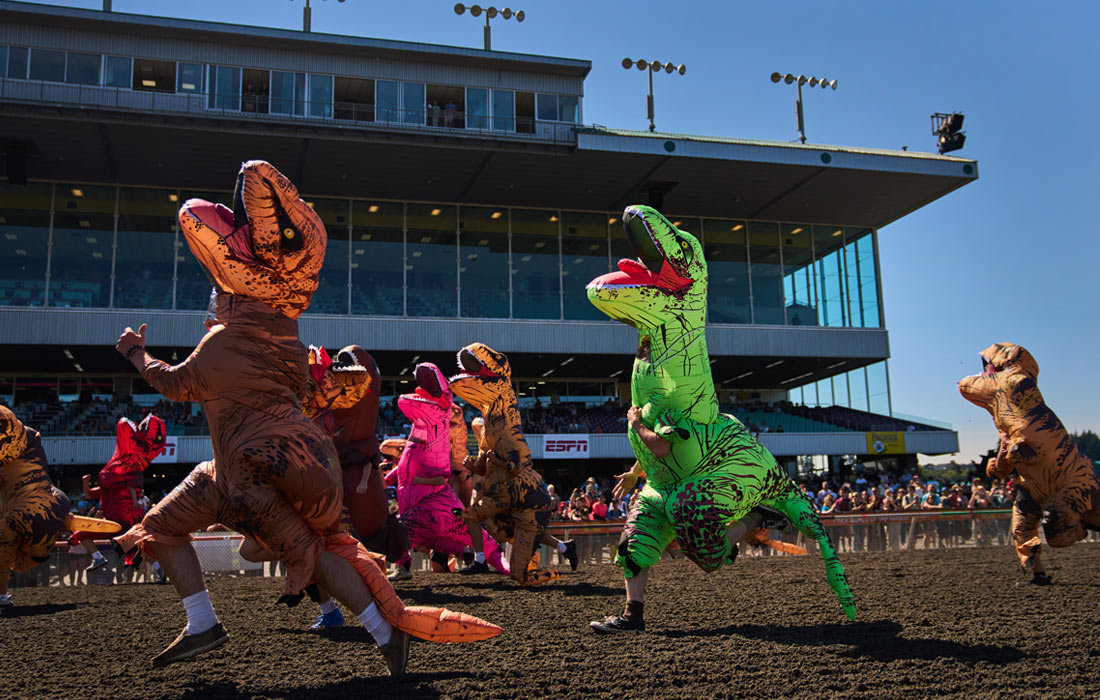 Забег в костюмах тираннозавров на ипподроме Emerald Downs в Оберне, штат Вашингтон