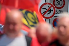Работники VW в Германии угрожают компании начать забастовки с января Работники VW в Германии угрожают компании начать забастовки с января