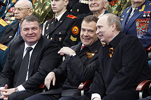Стоять или сидеть, вопрос парада Стоять или сидеть, вопрос парада