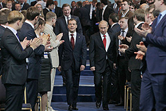 Медведев возглавил "единороссов" Медведев возглавил "единороссов"