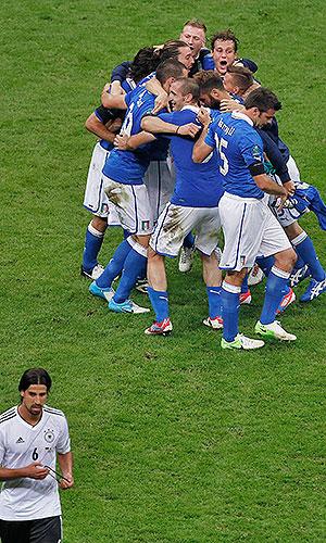 Сборная Германии проиграла сборной Италии в чемпионате Европы по футболу со счетом 1:2