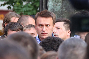 Навальный идет в СКР Навальный идет в СКР