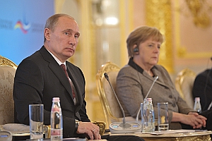 Путин, Меркель и чучело еврея Путин, Меркель и чучело еврея