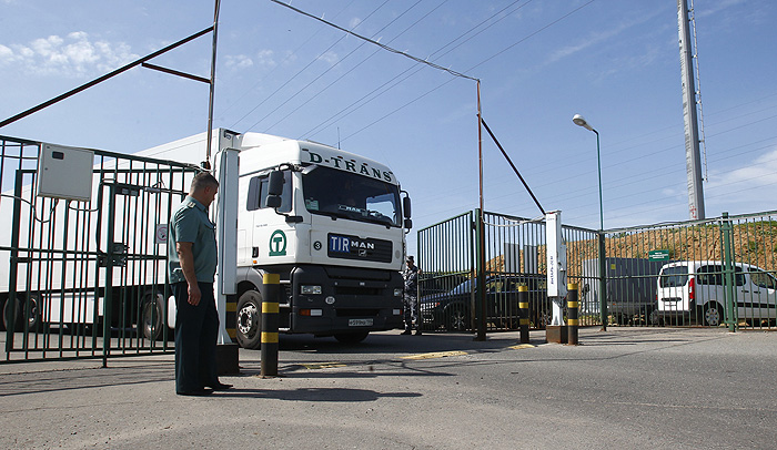 Фуры на таможне. Фуры на таможне. Украинские фуры на границе. Фуры на таможне. Фуры в россии.