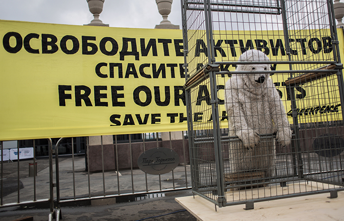 Активистов Greenpeace переводят в Петербург Активистов Greenpeace переводят в Петербург
