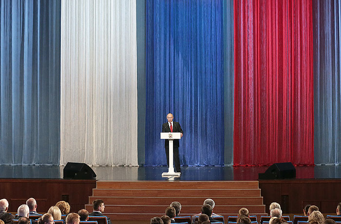 Путин напомнил полицейским о законе Путин напомнил полицейским о законе