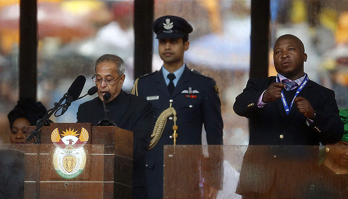 Курьез на прощании с Манделой объяснили шизофренией Курьез на прощании с Манделой объяснили шизофренией